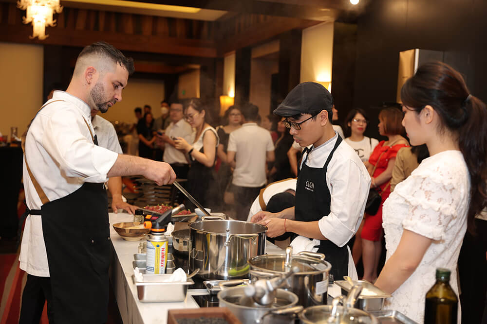 Bếp trưởng Nico Ceccomoro 'đạo diễn' bữa tiệc ẩm thực Đức tại Hà Nội